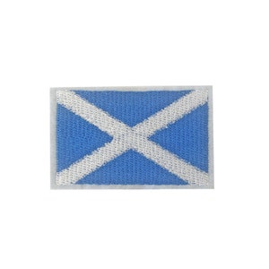 Op de afbeelding: Een geborduurde patch met de Schotse vlag, een wit kruis op een blauwe achtergrond.