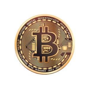 Peut inclure: Une pièce de monnaie Bitcoin de couleur dorée avec le symbole Bitcoin au centre. La pièce porte une inscription sur le bord qui dit "Bitcoin Digital Decentralized Peer to Peer" et "999 Fine Copper MJB Monetary Metals ITROYOZ".