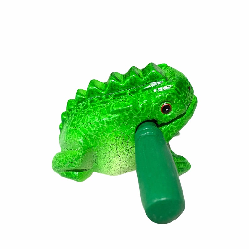 Peut inclure: Grenouille en c&eacute;ramique verte avec une surface textur&eacute;e et une langue en bois verte. La grenouille est un instrument de musique.