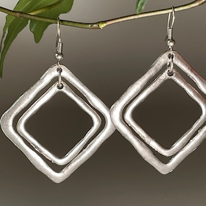 Pendientes de rombo de plata modernistas hechos a mano / forma orgánica geométrica en forma de diamante, ligeros, pendientes colgantes chapados en 925