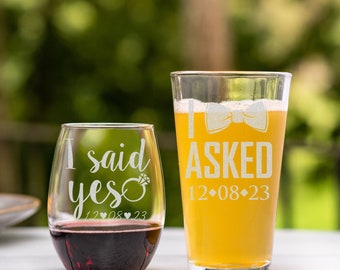 Pregunté, dije que sí. Copas de compromiso a juego. Regalo de compromiso para los futuros novios. Copa de vino y cerveza de compromiso personalizadas.