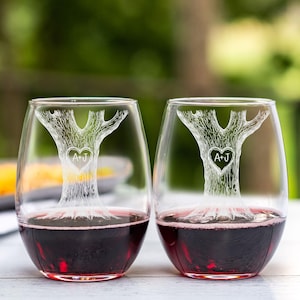 Regalo para pareja: iniciales grabadas en un corazón, juego de copas para él y para ella. Copas de compromiso. Set de vino y cerveza para boda. Wine + Wine