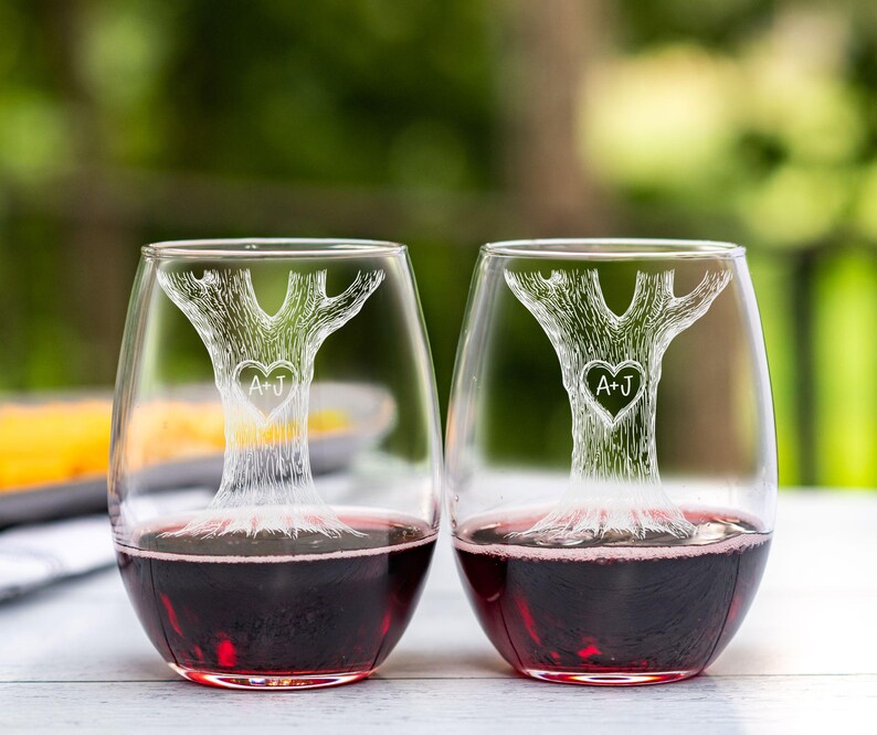 Regalo para pareja: iniciales grabadas en un corazón, juego de copas para él y para ella. Copas de compromiso. Set de vino y cerveza para boda. Wine + Wine