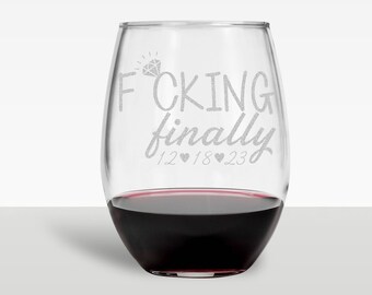 ¡Por fin! Vaso divertido para celebrar el compromiso. Vasos para fiestas de compromiso. Vasos divertidos para futuros novios.