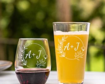 Set de copas para él y para ella con iniciales para parejas comprometidas. Set de regalo de compromiso. Set de vino y cerveza para boda. Set de regalo de aniversario con estampado floral.
