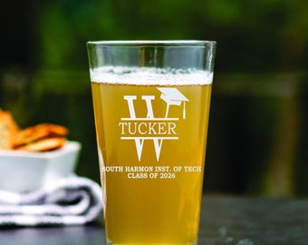 College Graduation Pint Glass 2026. Cap & Tassel Design. Personalized Beer Glass Gift for College Grad. Ideal Grad Party Present.