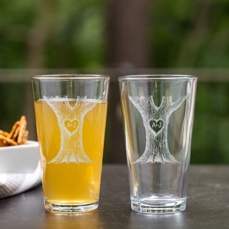 Regalo para pareja: iniciales grabadas en un corazón, juego de copas para él y para ella. Copas de compromiso. Set de vino y cerveza para boda. Pint + Pint