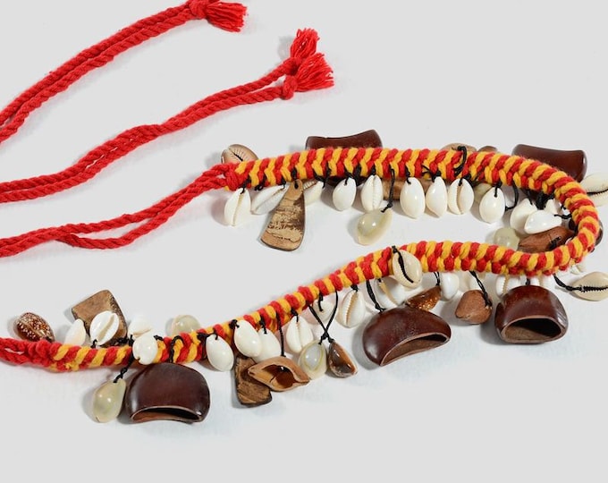 タカラガイの殻でできたひょうたんのシェケレ：白いビーズで飾られた