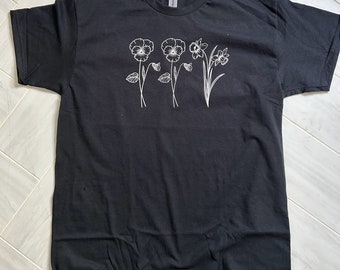 Camiseta blanca y negra con diseño de flor de nacimiento para el Día de la Madre (inspiración para cumpleaños, Navidad y anuncios de nacimiento para mamás, abuelas, tías y otras personas).
