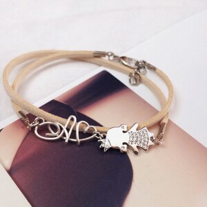 Joyas de regalo personalizadas para mamá. Pulsera de mamá con forma de niña o niño e inicial, primera letra de su nombre.