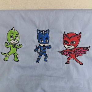 Lenzuolo PJ MASKS Ricamato per Lettino in Cotone Celeste (120cm x 160cm) Gufetta Gattoboy Geko Regalo Compleanno Comunione Bambino