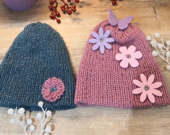 Berretto Rosa Cappello Lana Laminata con Applicazioni Fiori Farfalle (Vari Colori) in Pannolenci e Glitter Regalo Bambina Regalo Festa Mamma