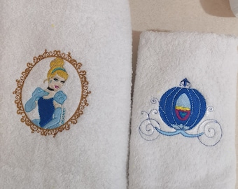 Asciugamani Cenerentola Carrozza Ricamate Principesse (60cm x 100cm + 60cm x 40cm Vari Colori) Regalo Bambina Compleanno Principesse Disney