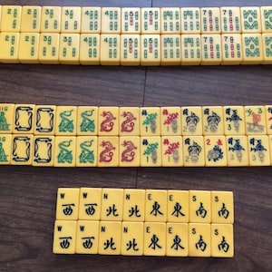 Puede incluir: Un juego de tres tazas de cer&aacute;mica con acabado mate y moteado. Las tazas son de color crema, gris claro y gris oscuro. Cada taza tiene un dise&ntilde;o simple y minimalista.