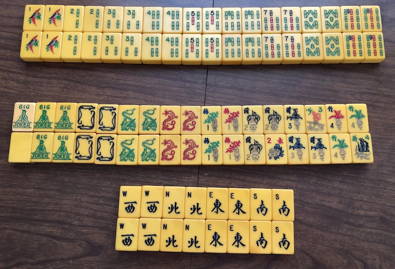 Puede incluir: Un juego de tres tazas de cer&aacute;mica con acabado mate y moteado. Las tazas son de color crema, gris claro y gris oscuro. Cada taza tiene un dise&ntilde;o simple y minimalista.