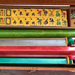 Juego de Mah Jongg vintage de baquelita y estuche beige, juego oriental de Mahjong naranja, 158 fichas, 4 atriles, 2 dados verdes, Bator, regalos de Mahjongg con comodines grandes imagen 2
