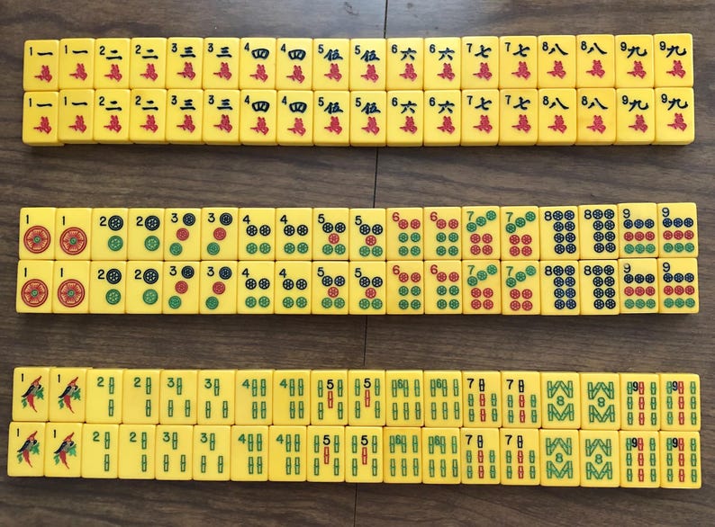 Puede incluir: Un juego de tres tazas de cer&aacute;mica con un acabado moteado y mate. Las tazas son de color crema, marr&oacute;n claro y marr&oacute;n oscuro. Cada taza tiene un dise&ntilde;o simple y minimalista y un asa redondeada. Las tazas est&aacute;n apiladas.