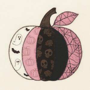 Puede incluir: Un diseño decorativo de calabaza con temática de Halloween. La calabaza está dividida en secciones con varios patrones, incluyendo fantasmas, murciélagos, calabazas, calaveras, rosas y una telaraña. La paleta de colores incluye blanco, rosa, negro y marrón.
