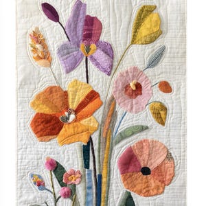 以下が含まれることがあります： 「Posy Petals」というタイトルの、花柄のデザインの布アップリケパターン。オレンジ、ピンク、紫、黄色の色合いの様々なカラフルな花と、緑の茎と葉が特徴です。パターンは21.6cm x 27.9cmです。