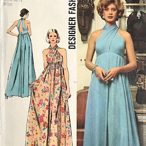 Peut inclure: Une pochette de patron de couture Simplicity 5364 pour une robe longue dos nu avec un décolleté croisé. L'emballage présente une robe bleu clair unie et une version à fleurs, marquée taille 10 avec un buste de 82,5 cm pour mailles extensibles.