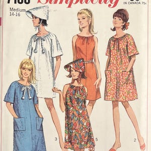 Peut inclure: Une pochette de patron de couture Simplicity 7138 présentant des illustrations de cinq styles de robes différents. Les modèles incluent diverses longueurs, des encolures à nouer et des poches. Le texte inclut Simplicity 7138, Medium 14-16 et Jiffy.