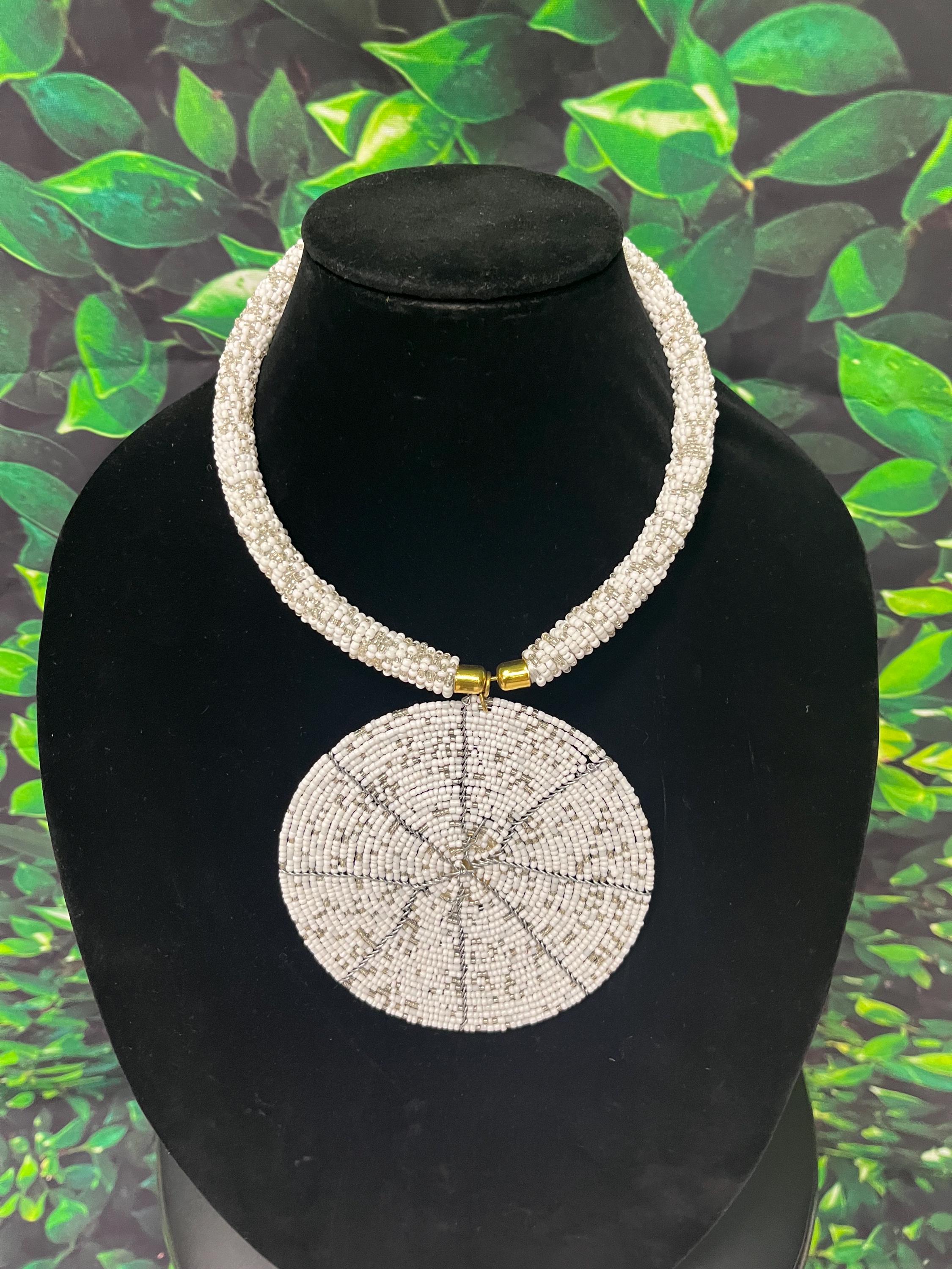 アフリカのマサイ族のビーズペンダントネックレス：エレガントなラスタ