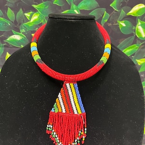 アフリカのマサイ族のビーズペンダントネックレス：エレガントなラスタ
