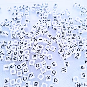 100 piezas, cuentas del alfabeto, cuentas cuadradas del alfabeto, bloque del alfabeto con agujero, cuentas blancas y negras, cuentas de letras, cuentas de la amistad, joyería de cuentas
