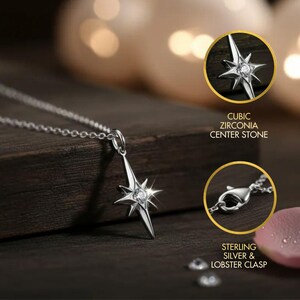K&ouml;nnte beinhalten: Halskette aus Sterlingsilber mit einem sternf&ouml;rmigen Anh&auml;nger mit einem kubischen Zirkonia-Mittelstein. Die Kette hat eine feine Kette und einen Karabinerverschluss. Das Bild zeigt auch Details des Anh&auml;ngers und des Verschlusses.