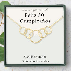 Regalo de 50 cumpleaños para mujer • Biglietto spagnolo per il 50° compleanno • Collana a 5 anelli 5 decadi • Joyas de 50 cumpleaños