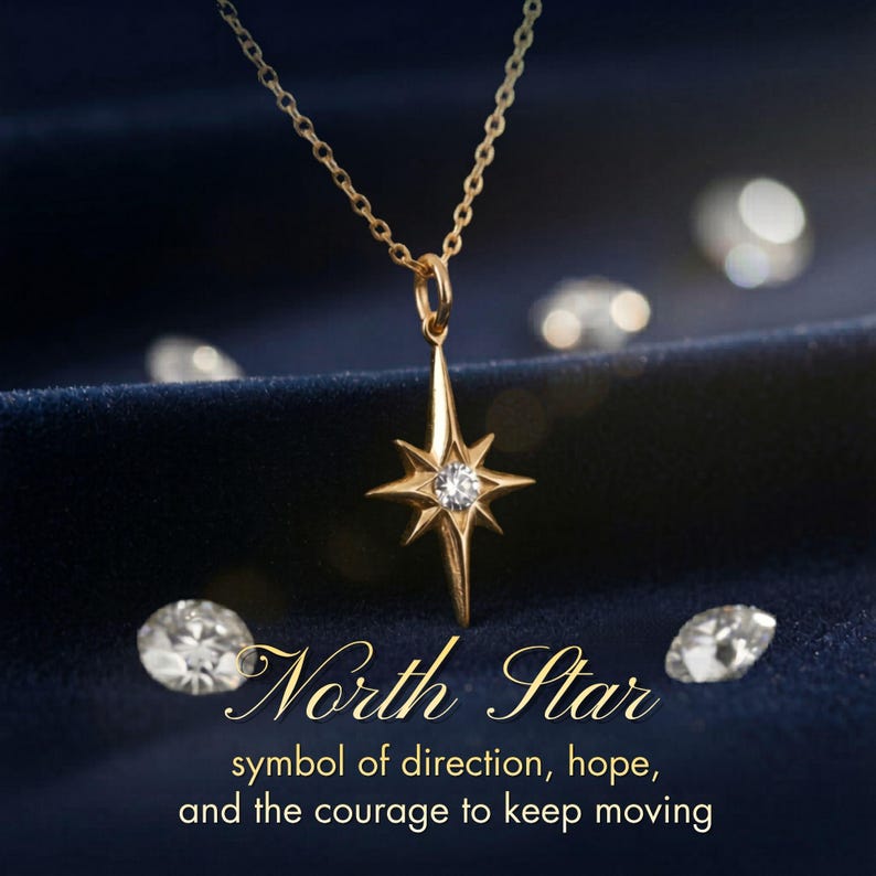 K&ouml;nnte beinhalten: Eine goldfarbene Halskette mit einem Nordstern-Anh&auml;nger, der einen zentralen Diamanten aufweist. Der Anh&auml;nger h&auml;ngt an einer zarten Kette. Das Bild enth&auml;lt den Text "North Star, Symbol f&uuml;r Richtung, Hoffnung und Mut, weiterzumachen."