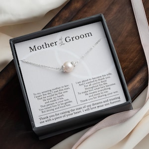 Colar de pérolas solitárias, presente da noiva para a mãe do noivo; colar de pérolas em prata de lei, presente para a sogra; agradecimento por criar o homem.