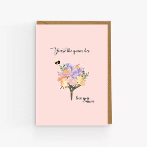 Carte de fête des mères abeille. Carte Je t'aime maman. Carte pour maman. Vous êtes la reine des abeilles. Bonne carte de fête des mères. Meilleure carte de maman. Cadeau pour maman. Conception britannique