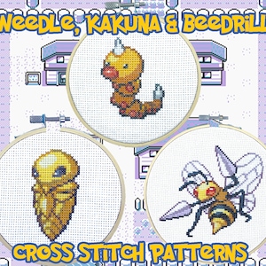Puede incluir: Patrones de punto de cruz para los Pokémon Weedle, Kakuna y Beedrill. Los patrones se muestran en aros de bordado sobre un fondo morado.