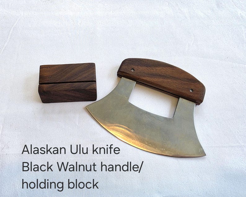 Peut inclure: Couteau ulu d'Alaska avec manche en noyer noir et bloc de maintien en bois assorti.