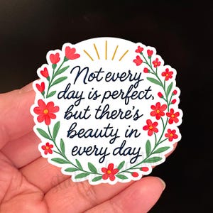 Stickers bevatten schoonheid in elke dag | Vinylsticker, inspiratie, Be Happy, waterdichte sticker, beterschap cadeau-ideeën | Wees dankbaar