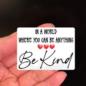 Dans un monde où vous pouvez être n'importe quoi, soyez gentil Sticker en vinyle inspirant | Sticker pour ordinateur portable amusant style kawaii, motivant, cadeau de remise des diplômes