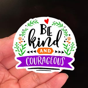 Soyez gentil et courageux autocollants | Citation de motivation, autocollants en vinyle imperméables, carnets de notes, gentillesse, cadeau d'amitié, être compatissant