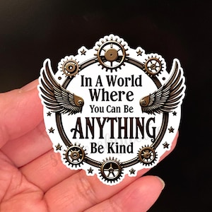 STEAMPUNK | Dans un monde où vous pouvez être n'importe quoi, soyez gentil Sticker en vinyle inspirant | Sticker amusant pour ordinateur portable, motivant, cadeau de fin d'études