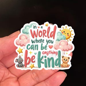 Dans un monde où vous pouvez être n'importe quoi, soyez gentil Sticker en vinyle inspirant | Sticker pour ordinateur portable amusant style kawaii, motivant, cadeau de remise des diplômes