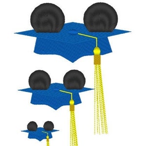 Pode incluir: Três chapéus de graduação azuis com orelhas de Mickey Mouse pretas e borlas amarelas. Os chapéus são de tamanhos diferentes.