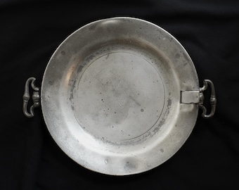 刻印のある小さなアンティークの英国製ピューター製施し皿