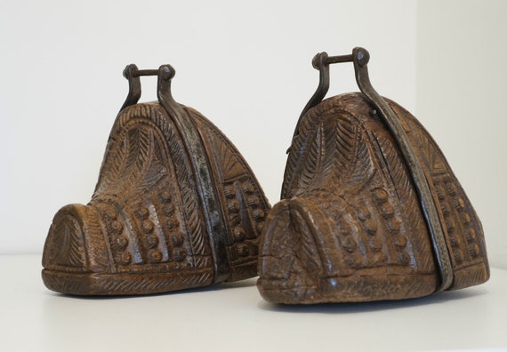 Meuble espagnol bois sculpté profils et armoiries 1950