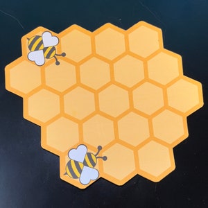 Puede incluir: Una bandeja de servir de madera hecha a mano con acabado natural. De forma rectangular, presenta bordes elevados y asas integradas. La veta de la madera es visible, mostrando su encanto r&uacute;stico. Dimensiones: aproximadamente 40 cm de largo, 25 cm de ancho y 5 cm de alto.