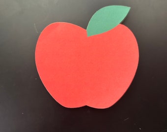 Bloc de notas con forma de manzana roja. Un bonito regalo de papelería para agradecer a los profesores.