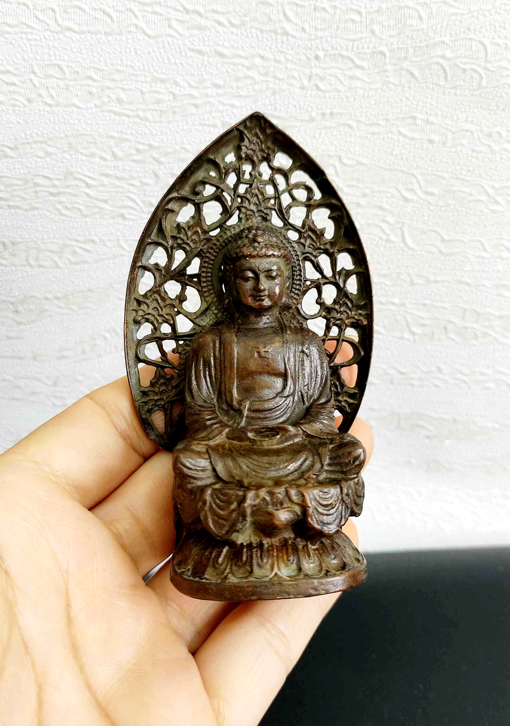 仏像 窮屈 仏陀 11.8 インチセラミック仏像木製ベース座っている 仏像 窮屈 仏陀 11.8 インチセラミック仏像木製ベース座っている
