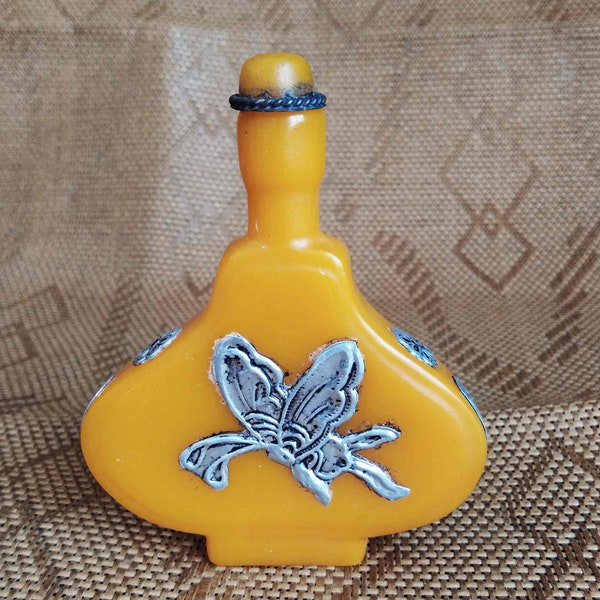 Vintage Tibet OX Horn Carved Snuff Bottle, Carving a butterfly image wish for happiness.