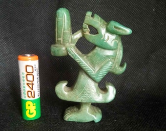 Handgeschnitzte Drachenstatue aus grüner Jade E610