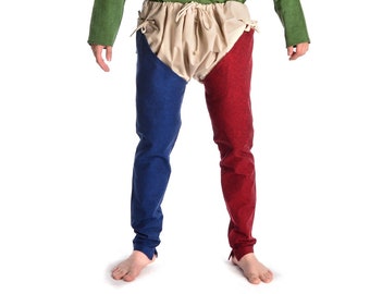 Peut inclure: Une personne portant une chemise à manches longues verte avec un sous-vêtement blanc et un pantalon bleu et rouge.