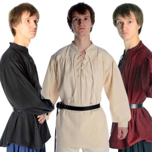 Pode incluir: Tr&ecirc;s camisas renascentistas de manga comprida em preto, creme e bord&ocirc;. Cada camisa tem decote com atacadores, mangas bufantes e um cinto preto. As camisas s&atilde;o feitas de um tecido macio e fluido, adequadas para reconstitui&ccedil;&otilde;es hist&oacute;ricas ou eventos tem&aacute;ticos.